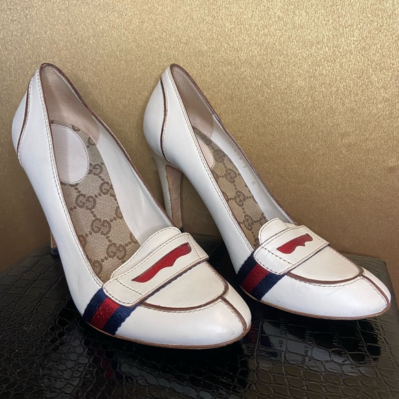 Vintage Gucci heels! These are perfect for the office! - Picture 3 of 7